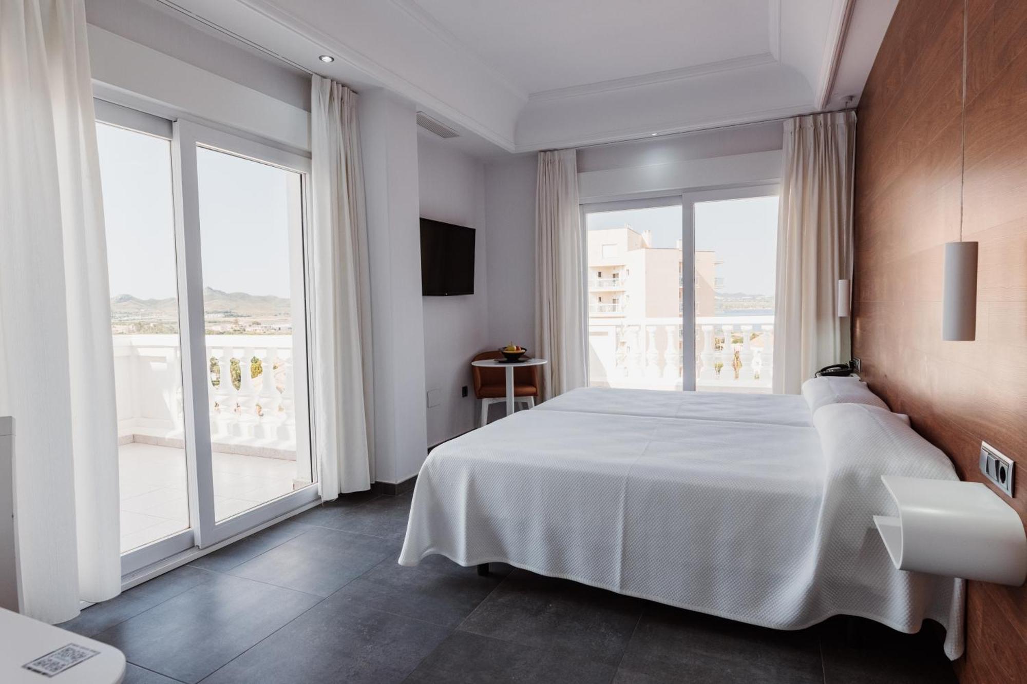 Hotel Los Delfines ลามังกา เดล มาร์เมนอร์ ภายนอก รูปภาพ